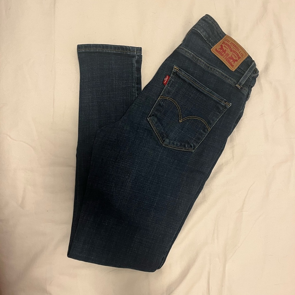 Dark wash Levi’s skinny’s